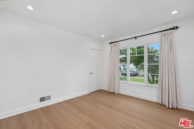 Building Photo - 827 23rd St