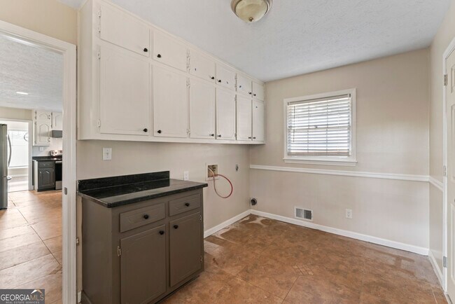 Building Photo - 5170 Lost Dutchman Dr