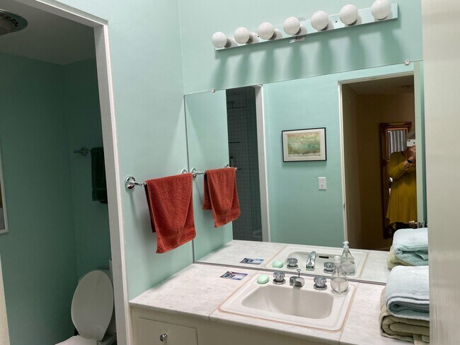 Building Photo - 37800 Da Vall Dr