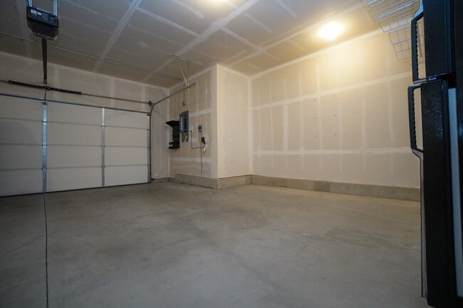 Building Photo - 6113 N Colosseum Ave