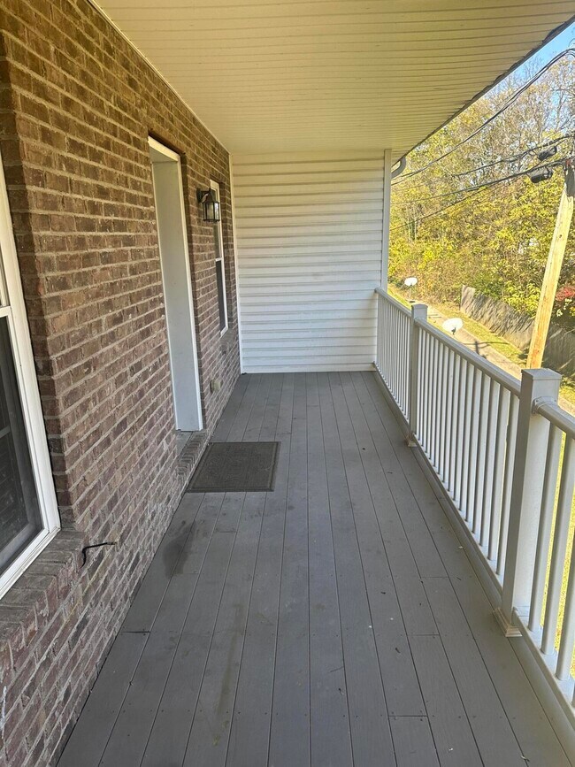 Building Photo - 6 Hudson Hollow Road