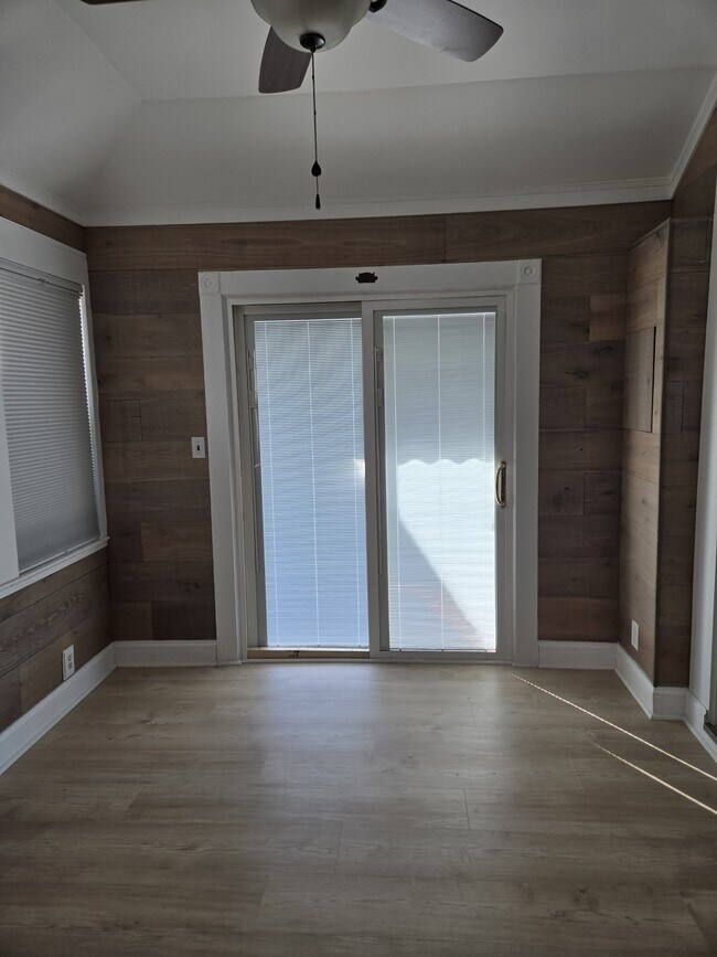 Building Photo - 434 Creek Ave