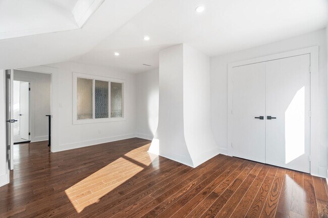 Building Photo - 54 Trumbull St