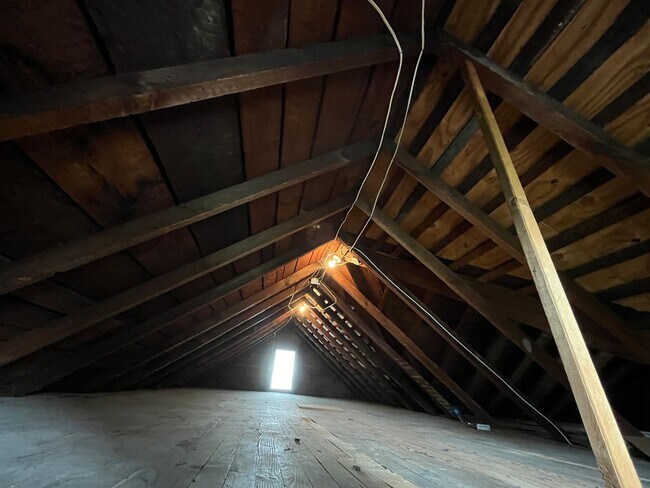 Building Photo - Spacious 4-5 Bedroom, 1.5 Bathroom 2-Story...
