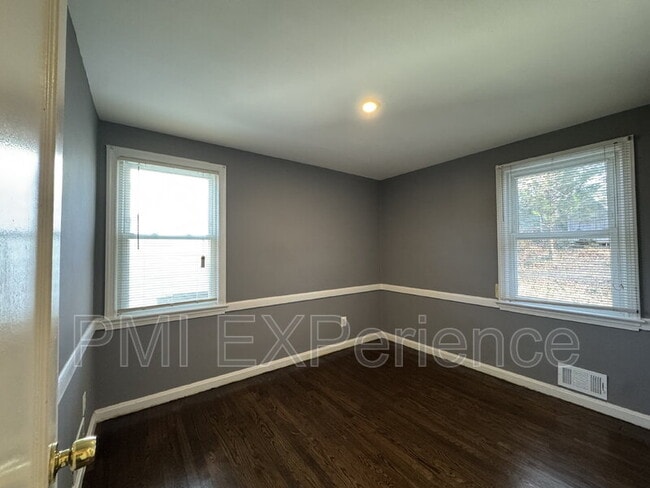 Building Photo - 2204 Ramblewood Dr