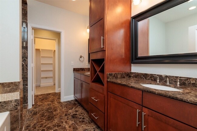 Building Photo - 724 Skyline Bluff Ct