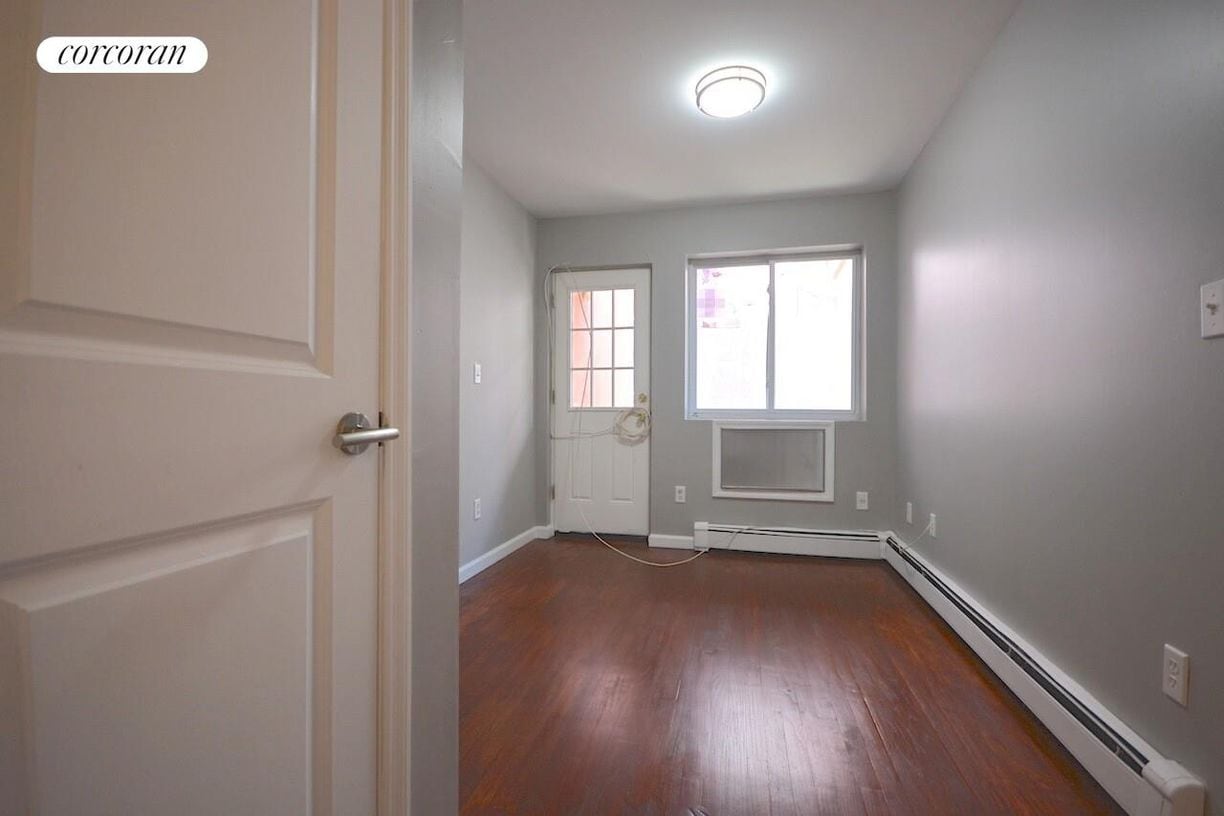 Building Photo - 98 Troy Ave