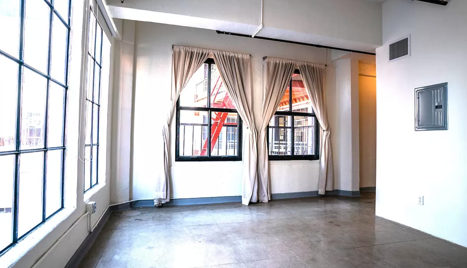 Building Photo - 746 S Los Angeles St