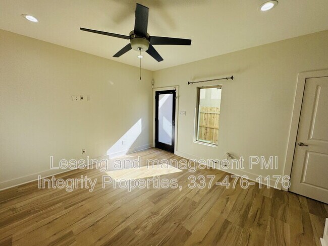 Building Photo - 113 Bayou St