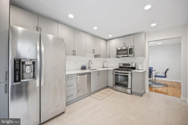 Building Photo - 204 Camelot Ct