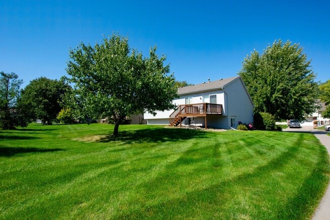 Building Photo - 3 Bedroom / 2 Bath Tri-Level Home Located ...