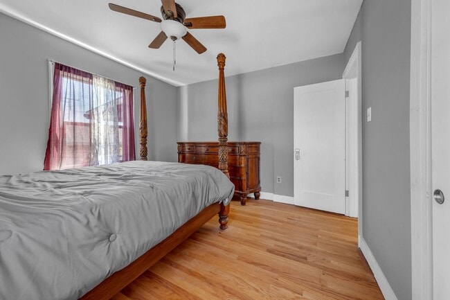 Building Photo - Upstairs Unit, Furnished Home