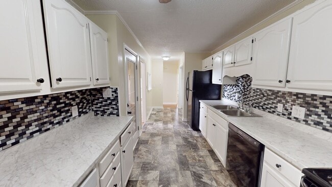 Building Photo - Charming 3 Bedroom Home with Modern Update...
