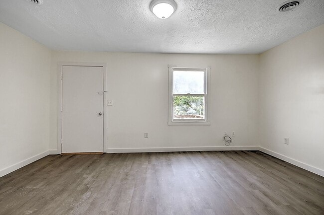 Building Photo - 4 Bedrooms 3 Baths Bristol TN