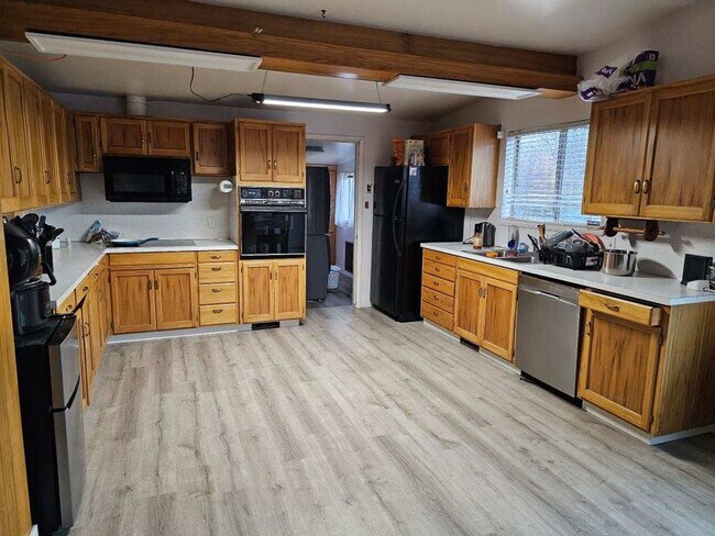 Building Photo - Student Housing: Private Bedroom