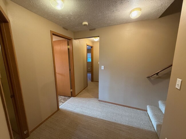 Building Photo - Beautiful 4 Bed 2 Bath Colbert Home in Mea...