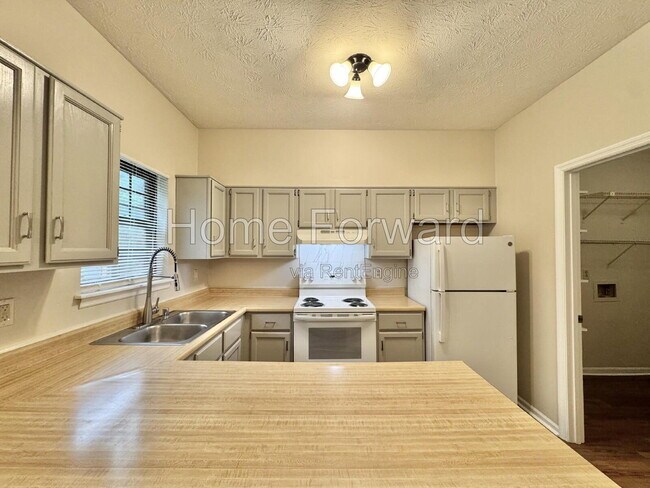 Building Photo - 3118 High Ridge Dr