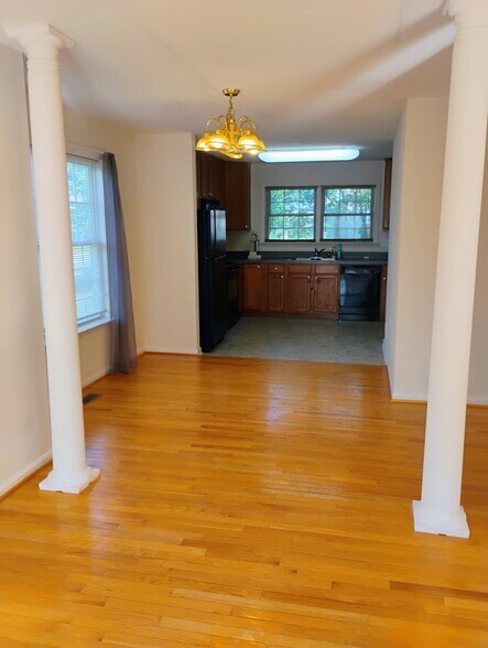 Building Photo - 8 Mabel Ln