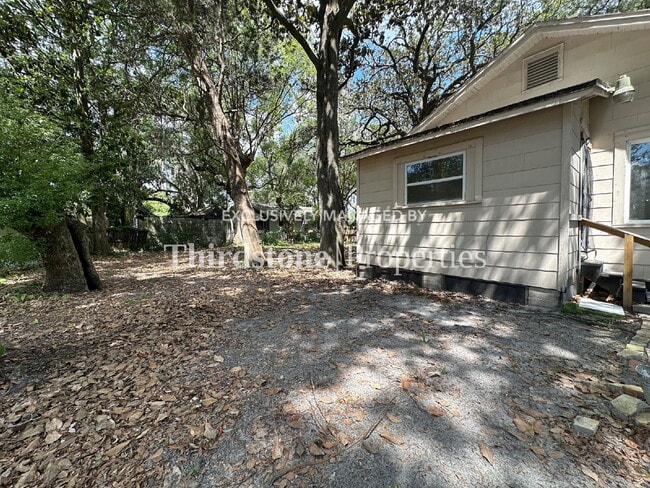 Building Photo - 920 Alderside St