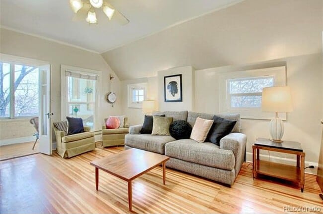 Building Photo - Charming Historic Condo in the Heart of Up...