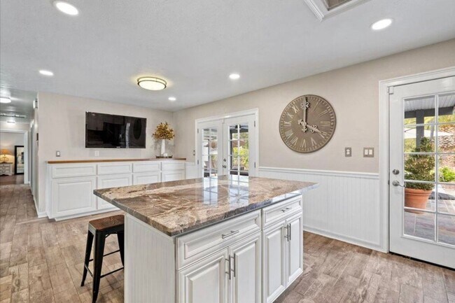 Building Photo - 4/2 Granite Bay, Pool, Jacuzzi, RV Parking...