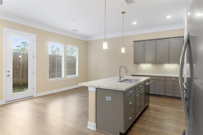 Building Photo - 811 Shallow Hollow Dr
