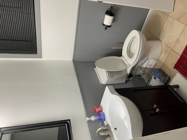 bathroom - 12204 Gaynor Rd