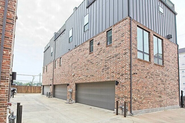 Building Photo - 1405 Bronson Ct