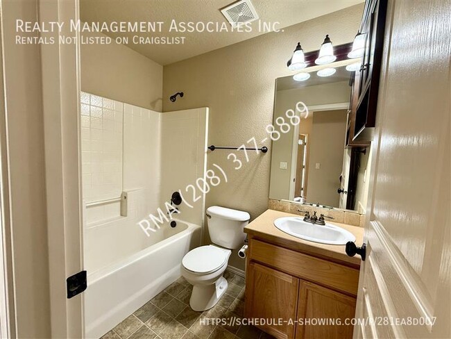 Building Photo - 2621 N Larchmont Ave