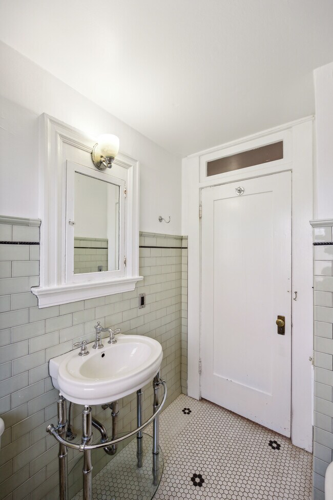 Building Photo - 118 NW King Ave