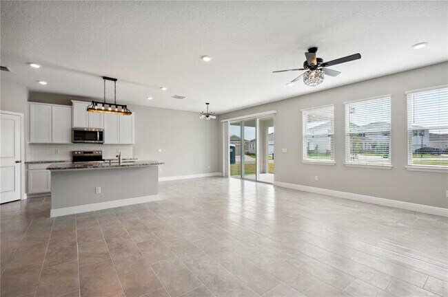Building Photo - 2560 Warren Acrs Blvd