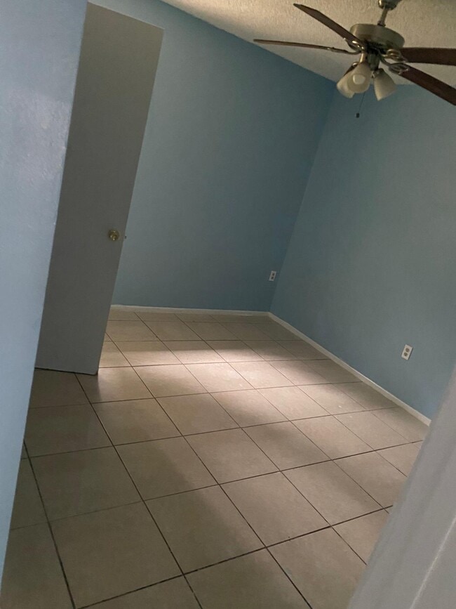 Building Photo - 1013 S Persimmon Ave