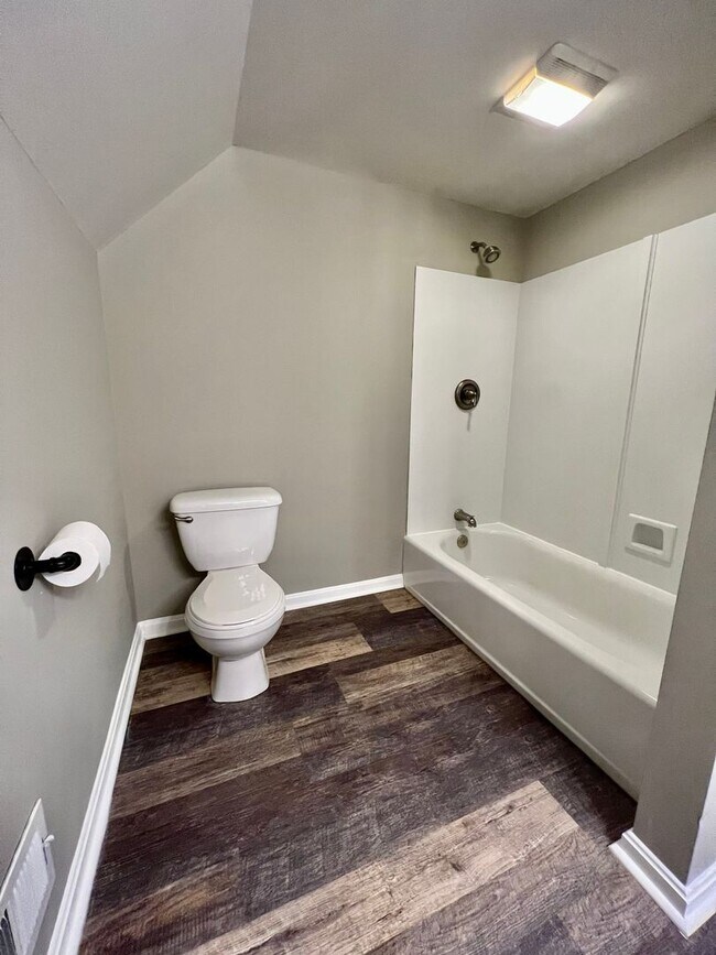 Building Photo - Adorable home located in St. Matthews