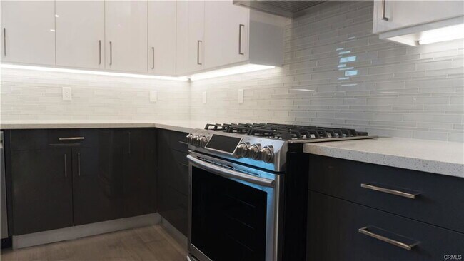Building Photo - 6848 Encino Ave