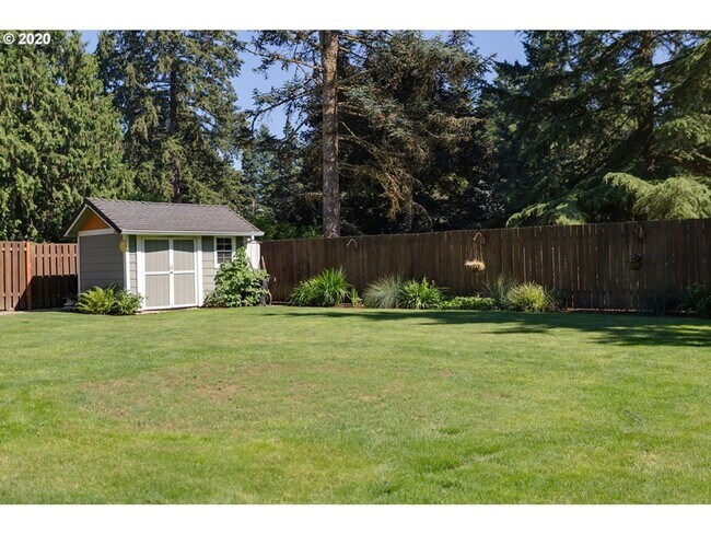 Building Photo - LAKE OSWEGO/LAKE GROVE LARGE UPDATE HOME O...