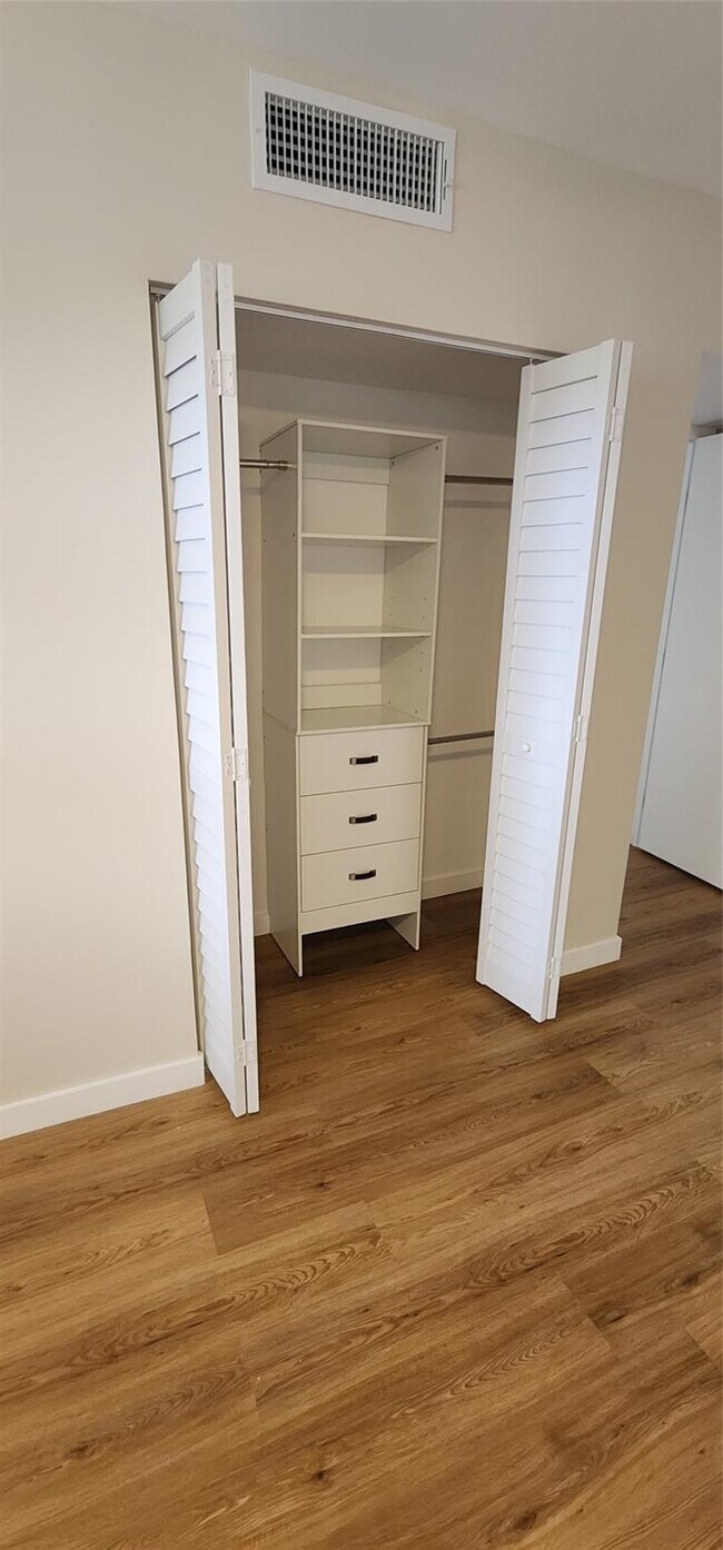 Building Photo - 3150 N Palm Aire Dr