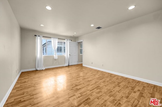Building Photo - 4421 Prospect Ave