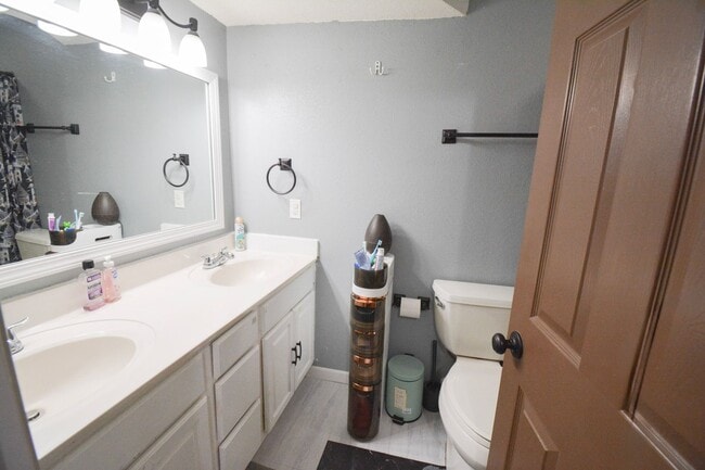 Building Photo - Modern 5-Bedroom Home for Rent in Rochester MN with Garage & Fenced Yard