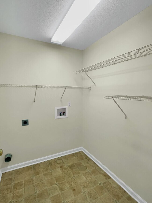 Building Photo - 2230 Cross Creek Dr