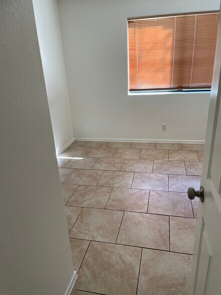 Building Photo - 5038 S Rainbow Blvd