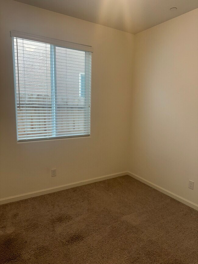 Building Photo - 4324 N Sandrini Ave