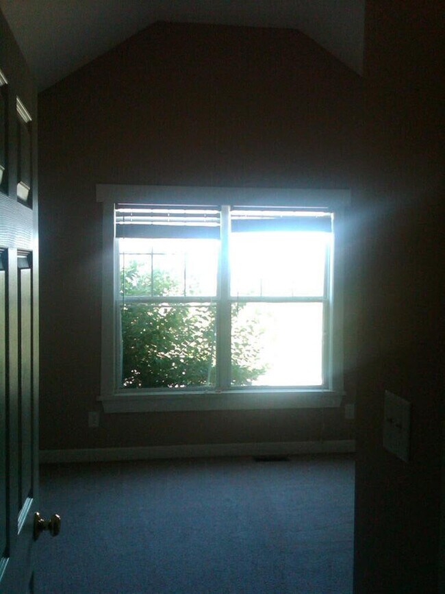 Building Photo - 2060 Rose Bay Rd