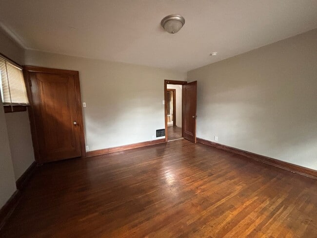 Building Photo - 516 Wrexham Ave