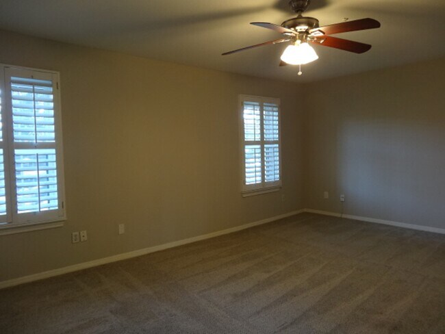 Building Photo - 864 Augusta Dr