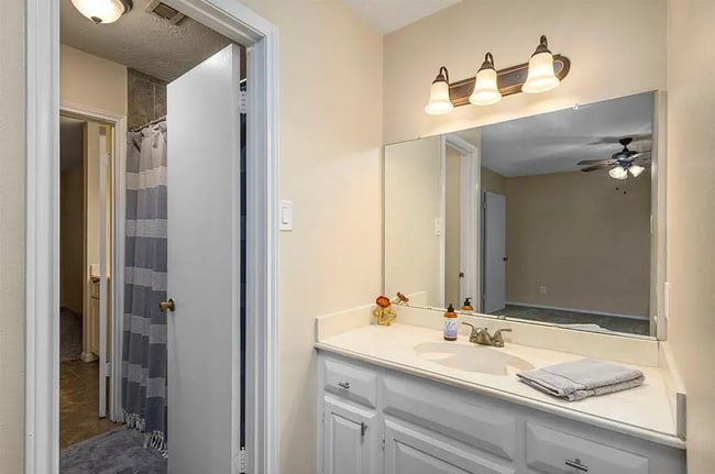 Building Photo - 2 Bedroom, 1.5 Bath Townhome – Modern Comf...