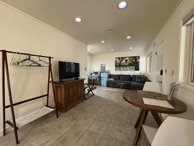 Building Photo - Charming Portland Retreat with Lush Garden, Forest Backdrop & Stylish Updates — Steps to OHSU