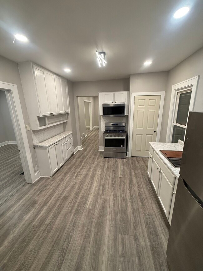 Building Photo - 746 N Schuyler Ave