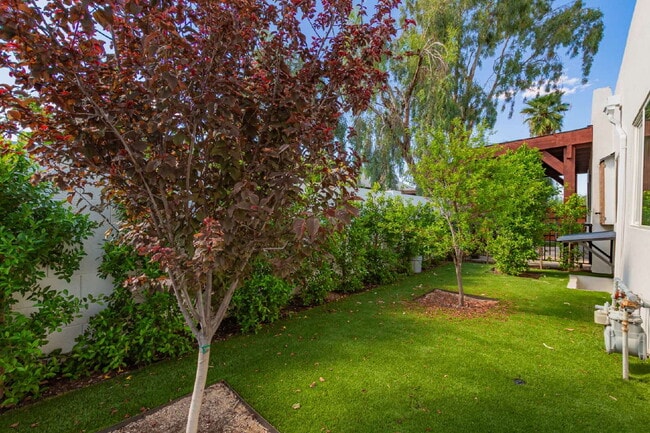 Building Photo - Gorgeous 2-Bed, 2-Bath duplex in the Garfi...