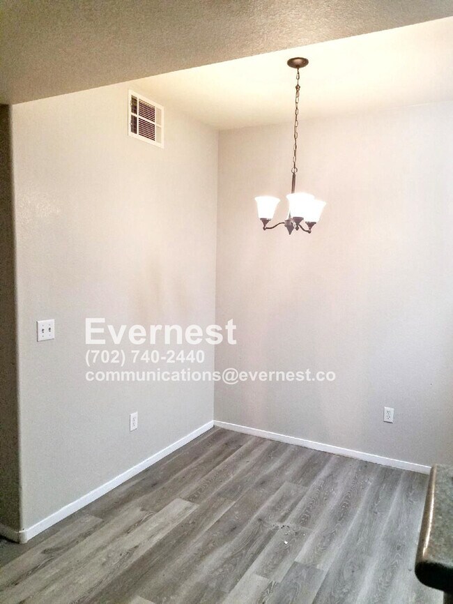 Building Photo - Charming 2-Bedroom Home with Modern Applia...