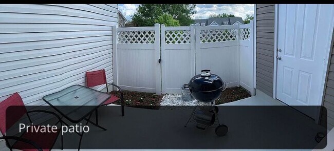 Building Photo - "Charming 2-Bed Oasis with 2.5 Baths in Nashville's Heart - 1,234 Sq Ft of Comfort!" End Unit